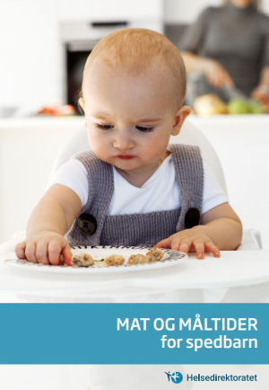 Brosjyrens forside som viser et spedbarn som sitter i en barnestol og spiser.