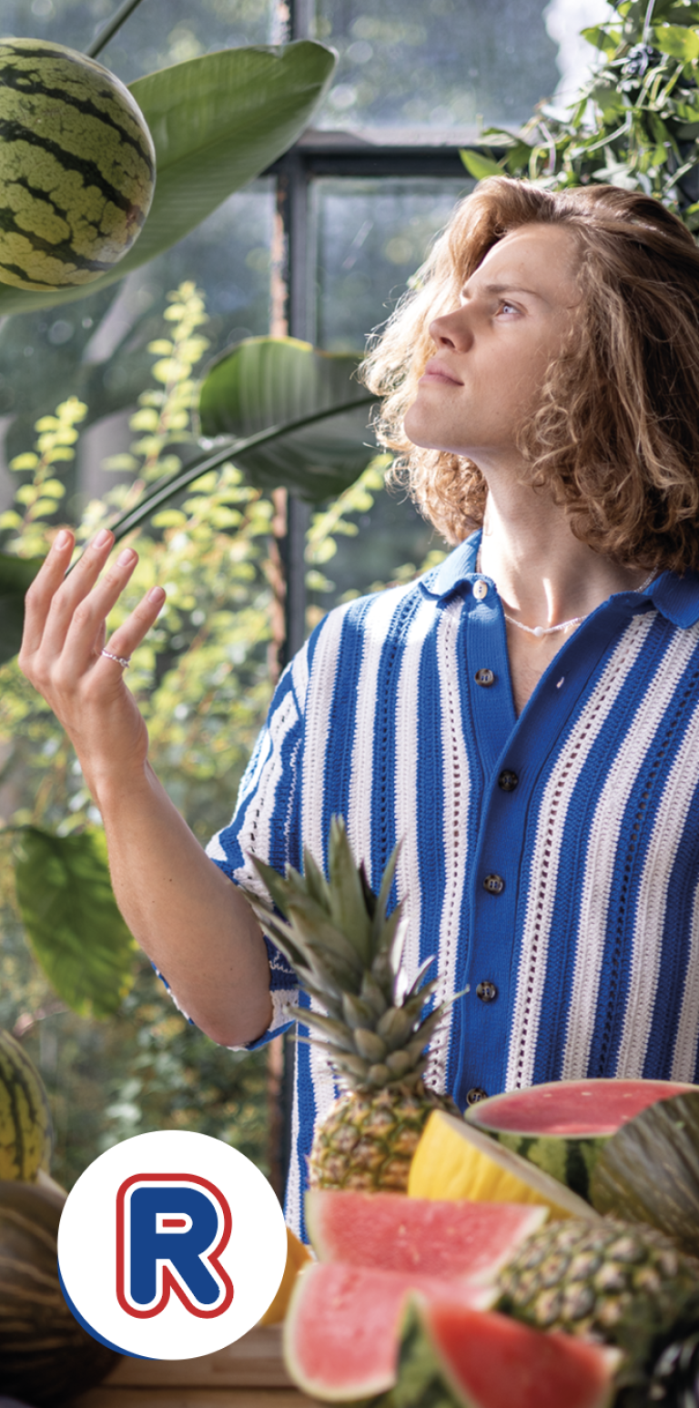 Reklame Rema 100: En mann kikker på en melon. I forgrunnen flere oppkuttede meloner og ananaser. 