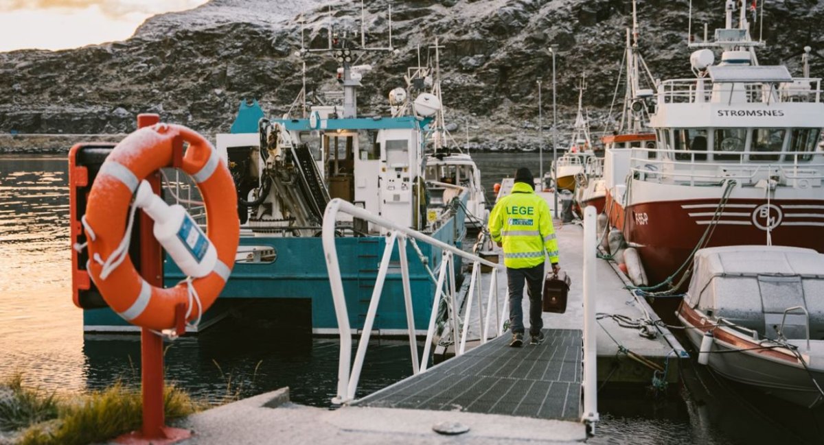 Legevaktslege som går om bord i båt