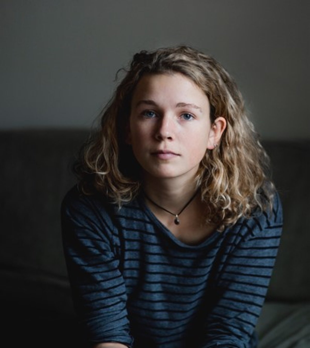 Jente som ser ut i luften