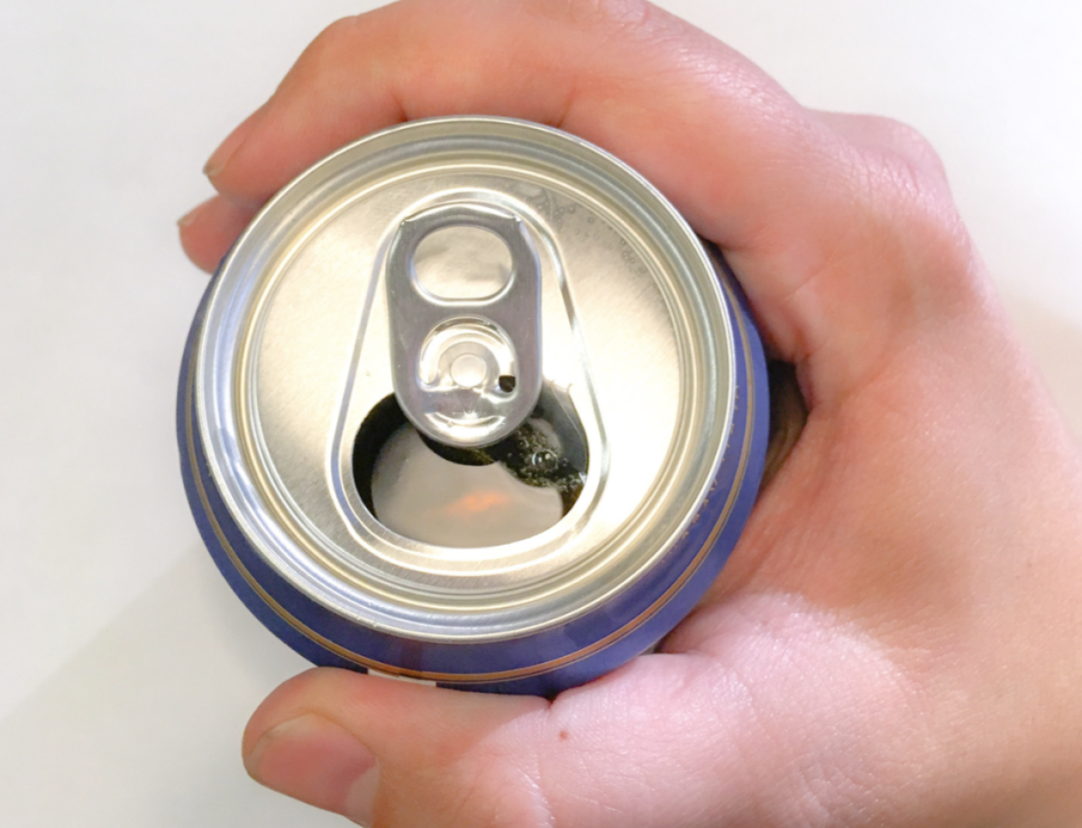 Hånd som holder boks med alkohol