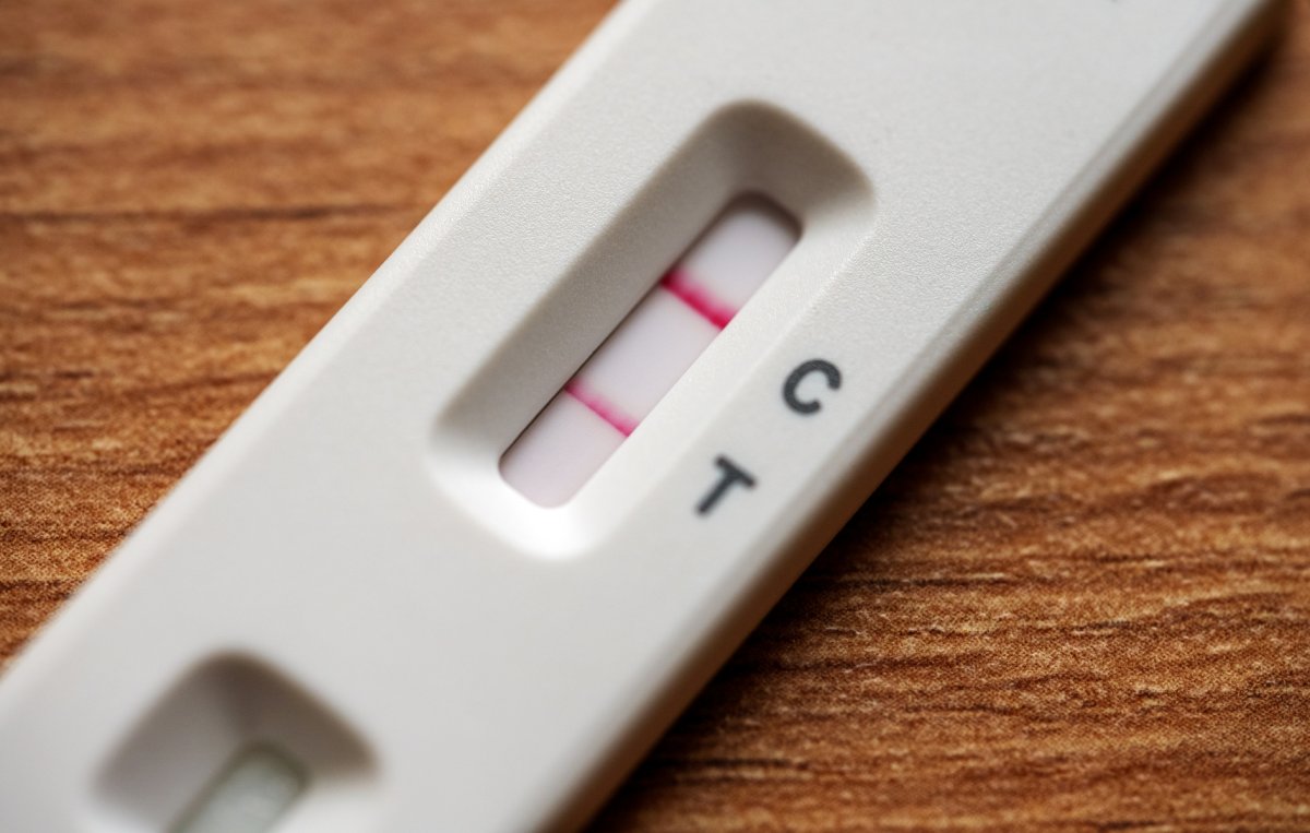 Bilde av en positiv koronatest.