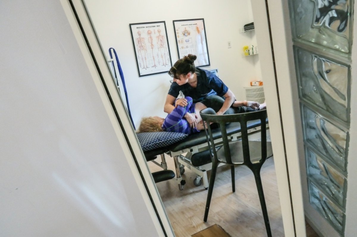 Bilde av naprapat som behandler en pasient på et behandlingsrom 