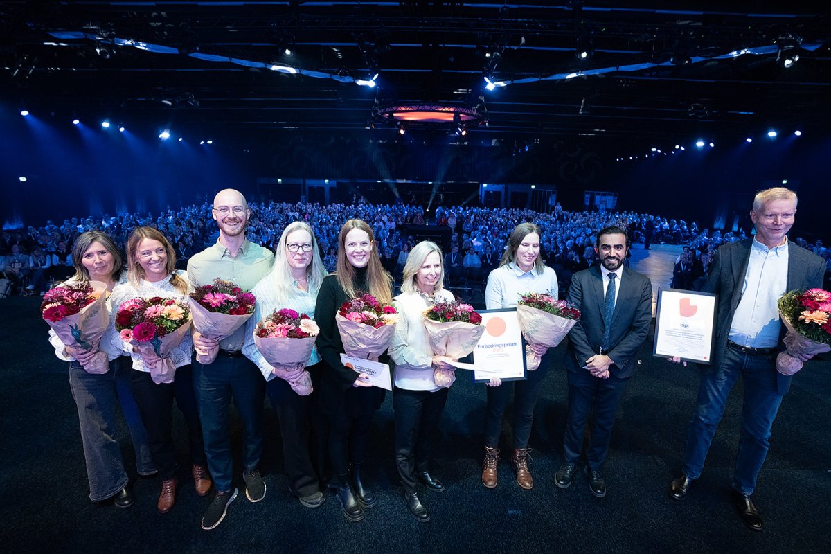 Statssekretær Usman Musthaq delte ut årets Forbedringspris til team ELISE og ærespris på årets Pasientsikkerhetskonferanse.