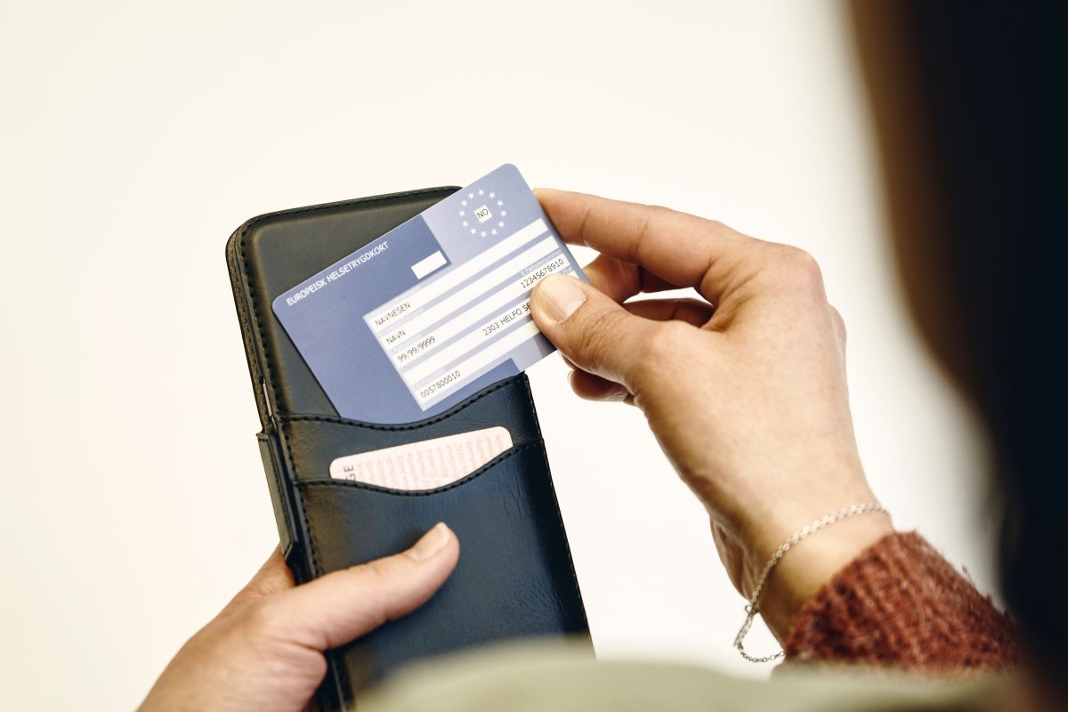 Tar opp kort fram lommebok