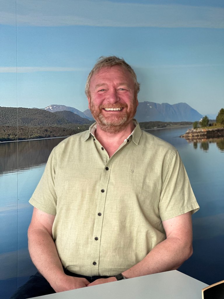 Smilende mann med skjegg