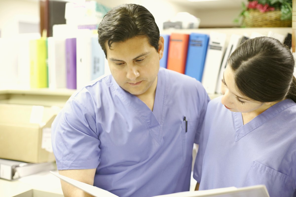 To helsepersonell som snakker sammen