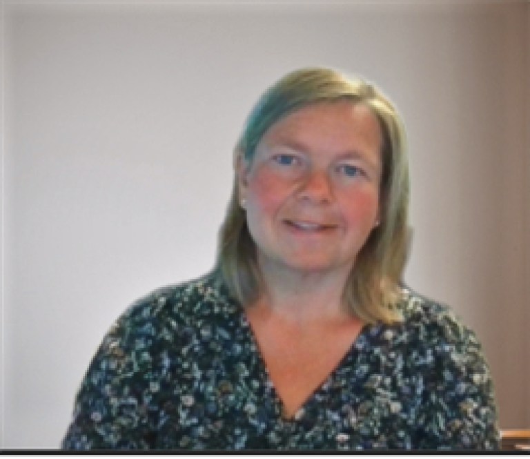 Smilende dame med lyst langt hår