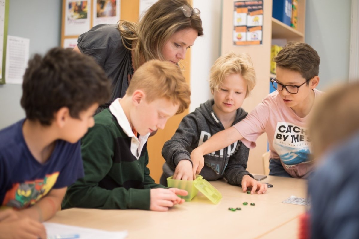 Elever og lærere rundt matboks