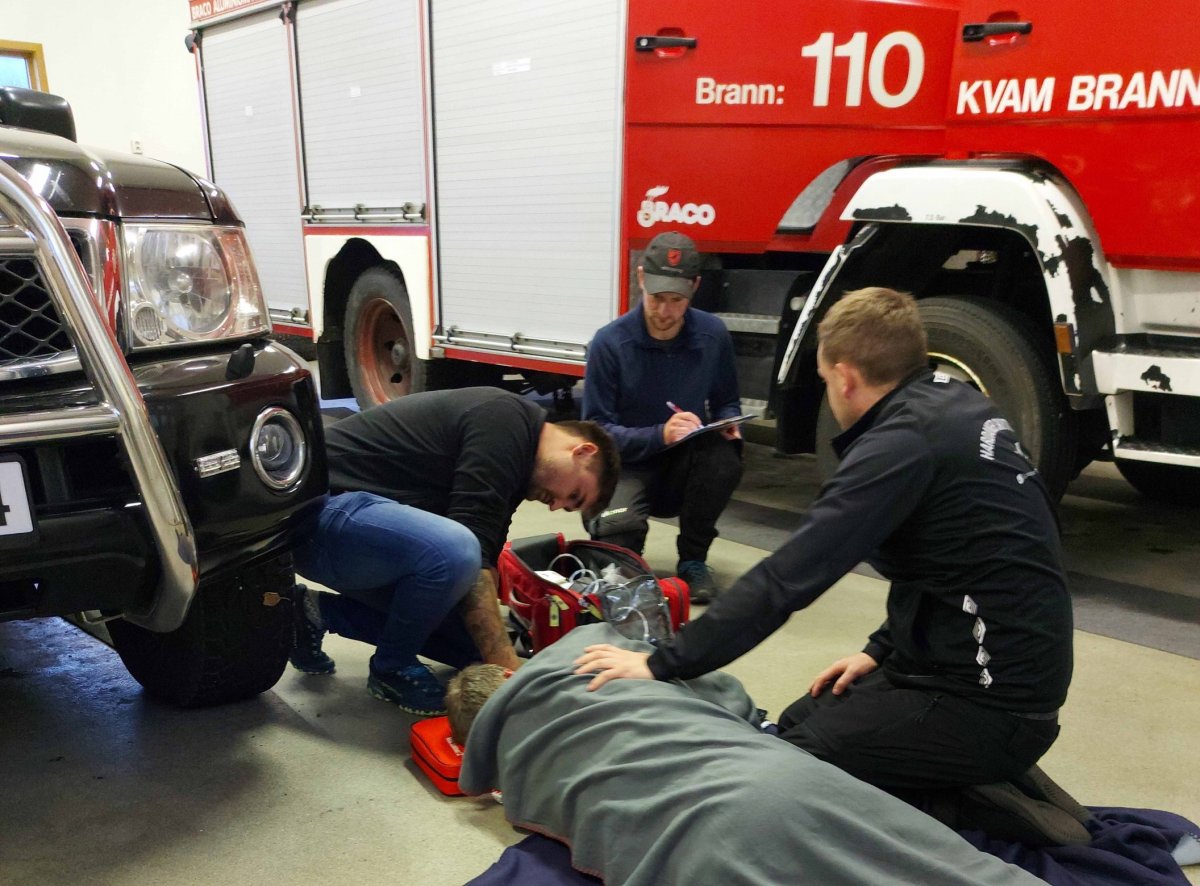 Brannmenn som gir førstehjelp