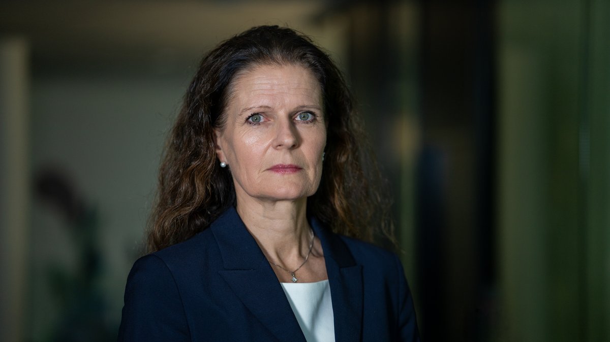 Nærbilde av alvorlig dame med langt mørkt hår