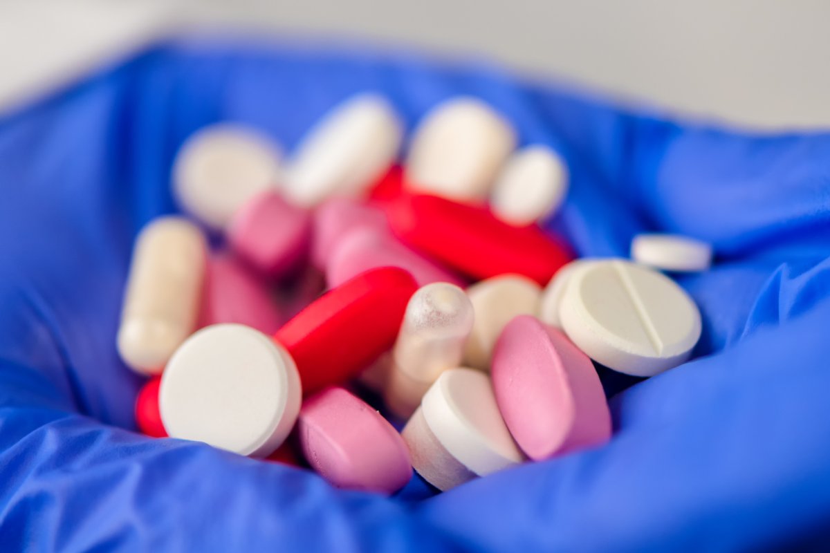 Illustrasjonsbilde av piller med ulik farge på tablettene.