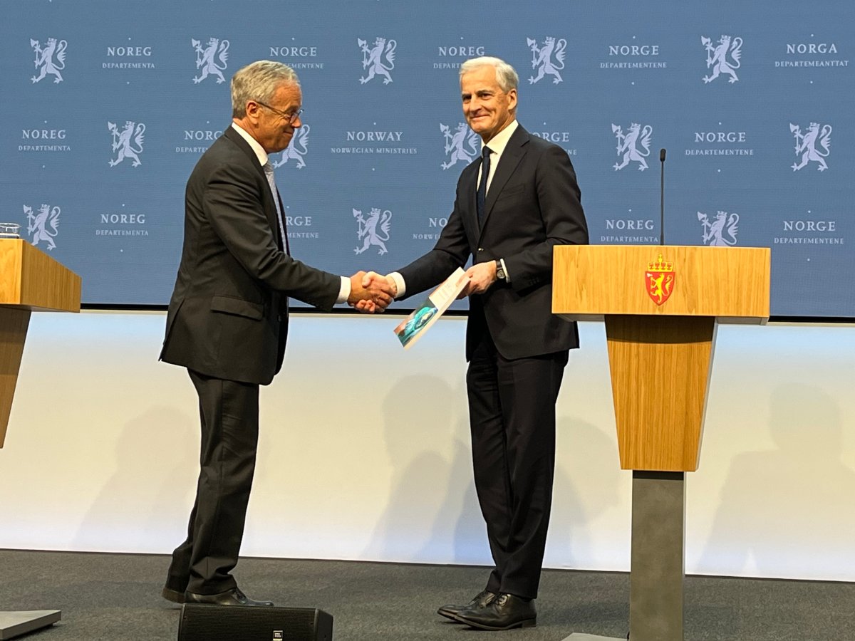 Leiaren i Koronautvalet Øystein Olsen og statsminister Jonas Gahr Støre.