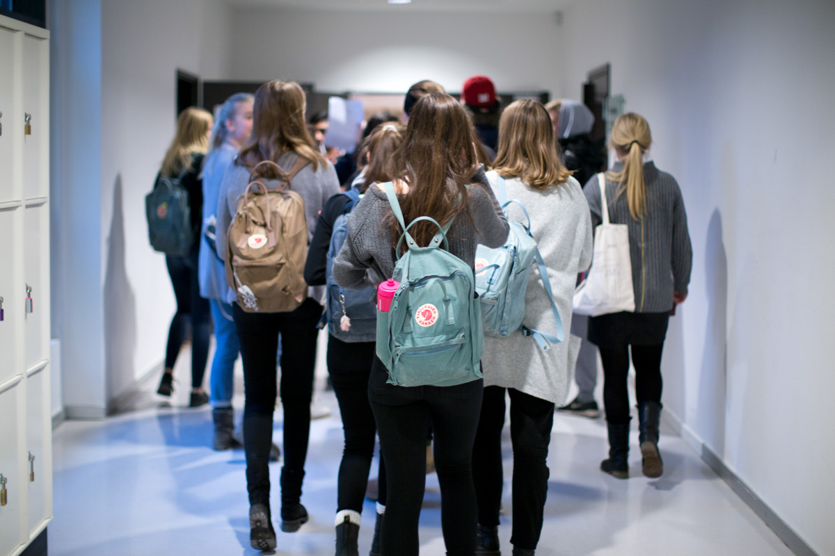 Ungdom i korridor på skole