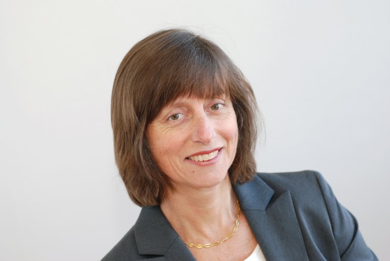 nærbilde av kvinne i dressjakke