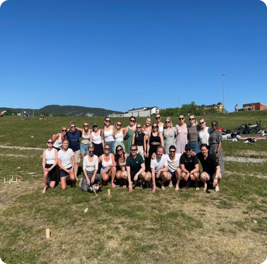 Oppstilt gruppe mennesker ute på gresset