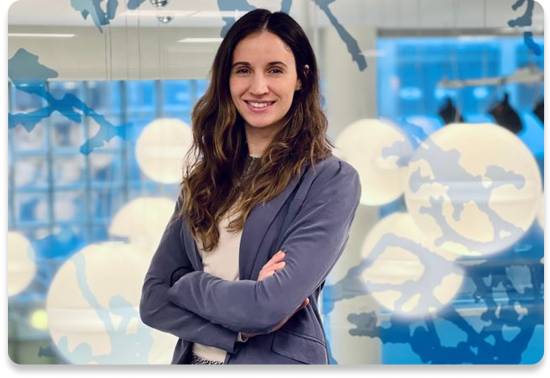 Dame i dressjakke som krysser hendene og smiler