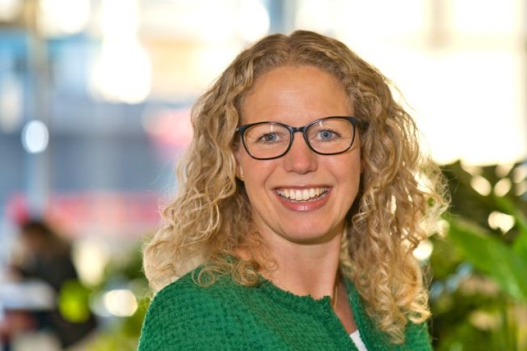 Divisjonsdirektør folkehelse og forebygging Linda Granlund smiler.