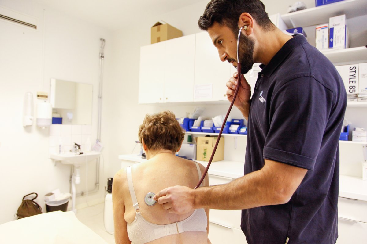 Lege lytter på pasient med stetoskop