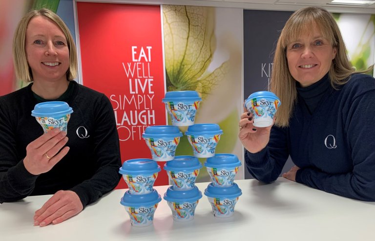 Bilde av to personer som holder Skyr Luftig. Foto: Q-Meieriene