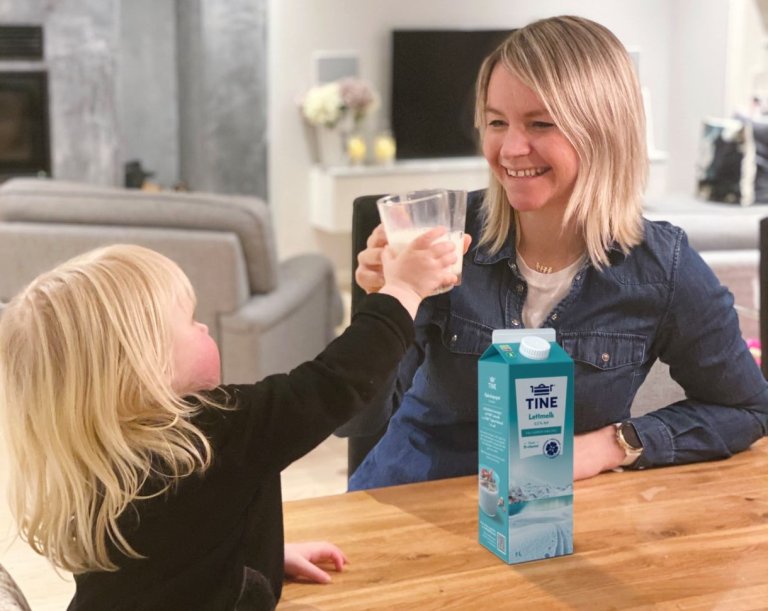 Mor og datter drikker melk. Foto: TINE SA.