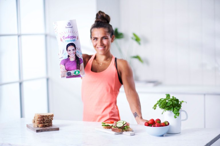 Bilde av influenser Funkygine som holder Fiberbrød. Foto: Bakehuset.